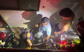 Cháy nhà 6 tầng ở TP.HCM, cảnh sát cứu 2 người mắc kẹt