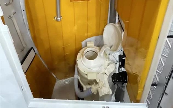 Bồn cầu lại bị tắc, phi hành gia NASA báo có mùi trên tàu