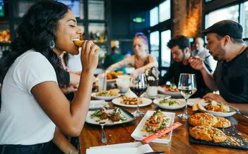 Xu hướng 'bỏ điện thoại mới được ăn ngon' đang bùng nổ ở Mỹ