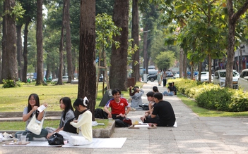 Công viên TP.HCM cao điểm nắng nóng: Người dân đi picnic, trải bạt dưới bóng cây 'giải nhiệt'