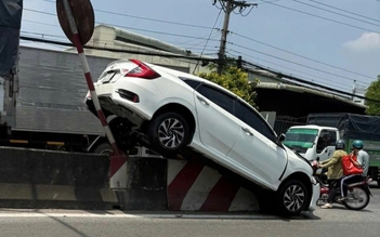 Ô tô nằm vắt ngang dải phân cách quốc lộ 1 sau tai nạn liên hoàn