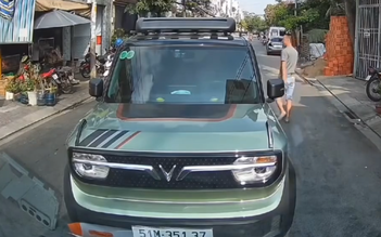 Tài xế ô tô con đi không đúng làn đường còn chửi bới, dọa đánh người