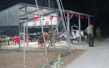 Bắt giữ nghi phạm đâm chết người rồi cầm dao cố thủ trong nhà