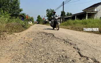 Đường ĐH09 ở Bình Minh 'tan nát', người dân khốn khổ