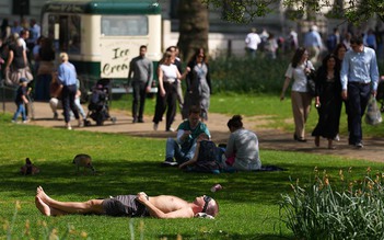 Nắng nóng bất thường, thế giới đối mặt khí hậu 'lệch chuẩn'