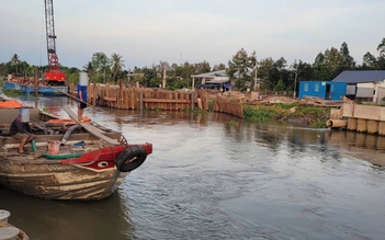 Người lái vỏ lãi tử nạn gần đập ngăn mặn sông Trà Lân ở Đồng Tháp