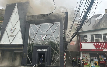 Cháy nhà hàng ở Hà Nội, hơn 10 xe chữa cháy tới hiện trường
