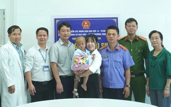 Trao giấy khai sinh cho bé trai 2 tuổi bị bạo hành dã man ở TP.HCM