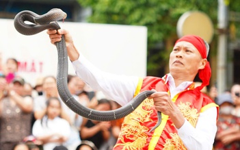 Người đàn ông 'múa rắn' giữa Hà Nội: 'Rắn hung dữ nhất gặp tôi cũng thành thú cưng’