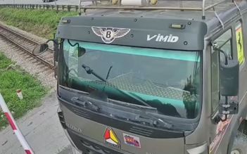 Tài xế xe tải cố tình vượt gác chắn đường sắt