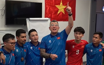Hé lộ phòng thay đồ U.17 Việt Nam sau trận thắng ngoạn mục U.17 UAE, HLV Roland nghẹn ngào