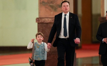 Khoảnh khắc con trai tỉ phú Elon Musk theo cha vào 'khu VIP' ở Bắc Kinh