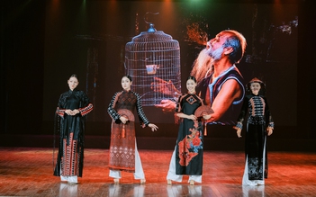Ngắm zèng A Lưới thăng hoa trên tà áo dài Huế
