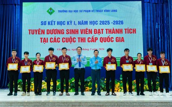 Một trường đại học trao 5 tỉ đồng học bổng cho sinh viên học tập xuất sắc