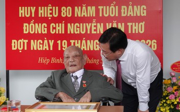 Phó bí thư Lê Quốc Phong trao huy hiệu Đảng tặng cụ ông 101 tuổi ở TP.HCM