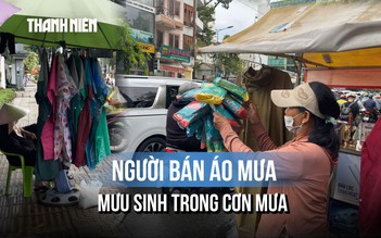 Điều ít người để ý về những quầy hàng ven đường trong mưa đầu mùa ở TP.HCM