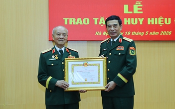 Đại tướng Phạm Văn Trà nhận Huy hiệu 70 năm tuổi Đảng