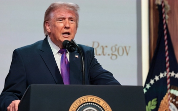 IRS bị "khóa tay" với hồ sơ thuế cũ của ông Trump