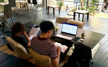 Khi người trẻ 'biến' quán cà phê thành... văn phòng di động