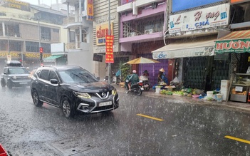 Sáng nay, TP.HCM mưa lớn đúng giờ đi làm