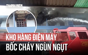 Kho hàng điện máy ngay sát chợ đầu mối Hóc Môn bốc cháy ngùn ngụt giữa trưa