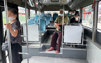Cụ ông chạy thận tuột kim chảy máu trên xe buýt: Pha xử lý chớp nhoáng của nữ phụ xe