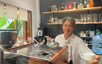 Xem tranh Nam bộ, khách bất ngờ được họa sĩ pha cà phê mời tận tay