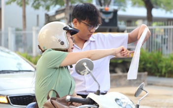 Đà Nẵng: Hơn 42.000 thí sinh thi lớp 10, cha mẹ hồi hộp đứng chờ ngoài cổng