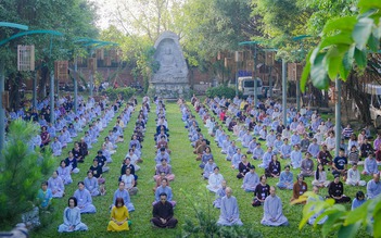 Những đôi giày công sở trước thiền đường: Người trẻ tìm gì ở cửa chùa?