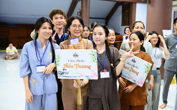 Thức trắng đêm lướt điện thoại trong vô thức, người trẻ đang tự 'hút cạn' bình an?
