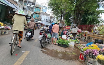 Lấn chiếm vỉa hè, lòng đường buôn bán