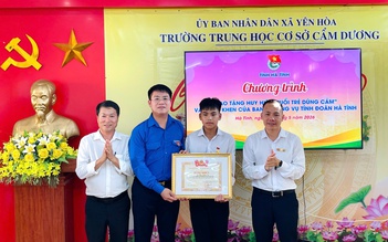 Trao Huy hiệu 'Tuổi trẻ dũng cảm' cho nam sinh lớp 9 cứu người đuối nước