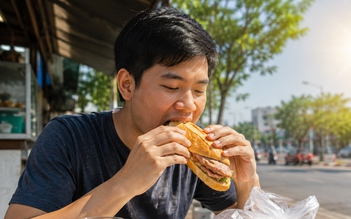 Vì sao ngộ độc bánh mì dễ xảy ra mùa nóng? Bác sĩ chỉ ra nguyên nhân