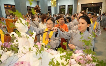Người dân TP.HCM đi chùa tắm Phật, tìm bình an mùa Phật đản 2026
