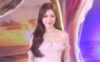 Hòa Minzy gợi cảm đến mừng 'người quen' lấn sân điện ảnh
