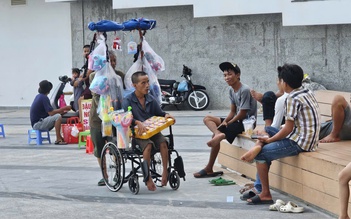 Làm sao dẹp nạn hàng rong ở công viên nghìn tỉ Bãi Sau?