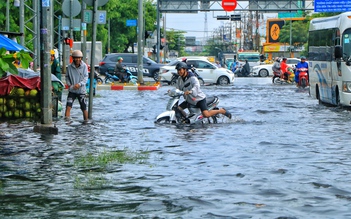 Trưa nay TP.HCM tối sầm như ban đêm, mưa lớn khiến nhiều tuyến đường ngập nặng