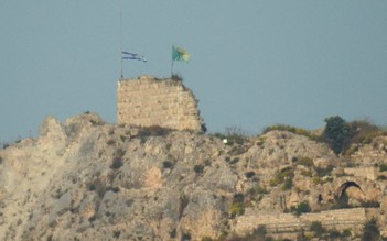 Israel cắm cờ trên lâu đài chiến lược của Lebanon