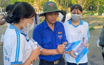 Thầy giáo làm điều này ở cổng trường thi hơn một thập kỷ