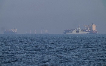 Mỹ bắt đầu giải tỏa tàu thuyền khỏi eo biển Hormuz