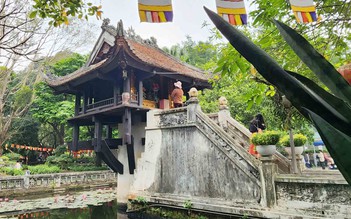 Du sơn ngoạn thủy: ‘Khuê Văn giữa gác bình phong liệt ngoài’