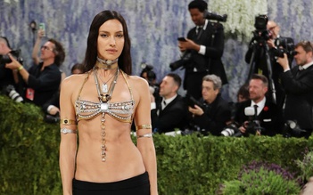 Những bộ trang phục gây tranh cãi, bị chê 'rẻ tiền' tại Met Gala 2026