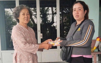 Cụ bà gần 80 tuổi nhặt tiền, vé số trúng thưởng trả lại cho người bán dạo