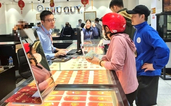 Giá vàng, bạc 'lao dốc', sẵn tiền tỉ nên đầu tư thế nào?