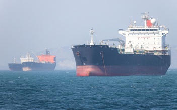 Vì sao Mỹ dừng hộ tống tàu qua eo biển Hormuz?