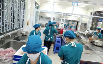 Ngưng suất ăn bán trú vì nghi ngộ độc: Mang cơm nhà hay siết trách nhiệm?
