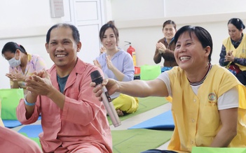 Lớp yoga cho bệnh nhân nặng ở Bệnh viện Chợ Rẫy: 'Ở bệnh viện mà thấy vui'