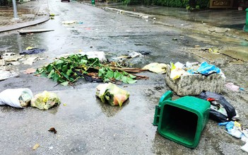 Thanh Hóa: Rác ngập đường phố sau mưa lớn