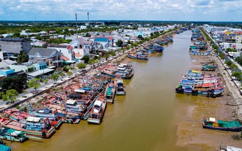 Nhịp sống ở cảng cá Trần Đề: Người bốc xếp, vá lưới tất bật theo mùa cá