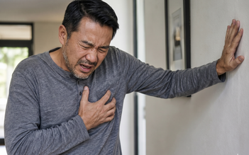 4 điều không nên làm khi người thân bị đau tim đột ngột